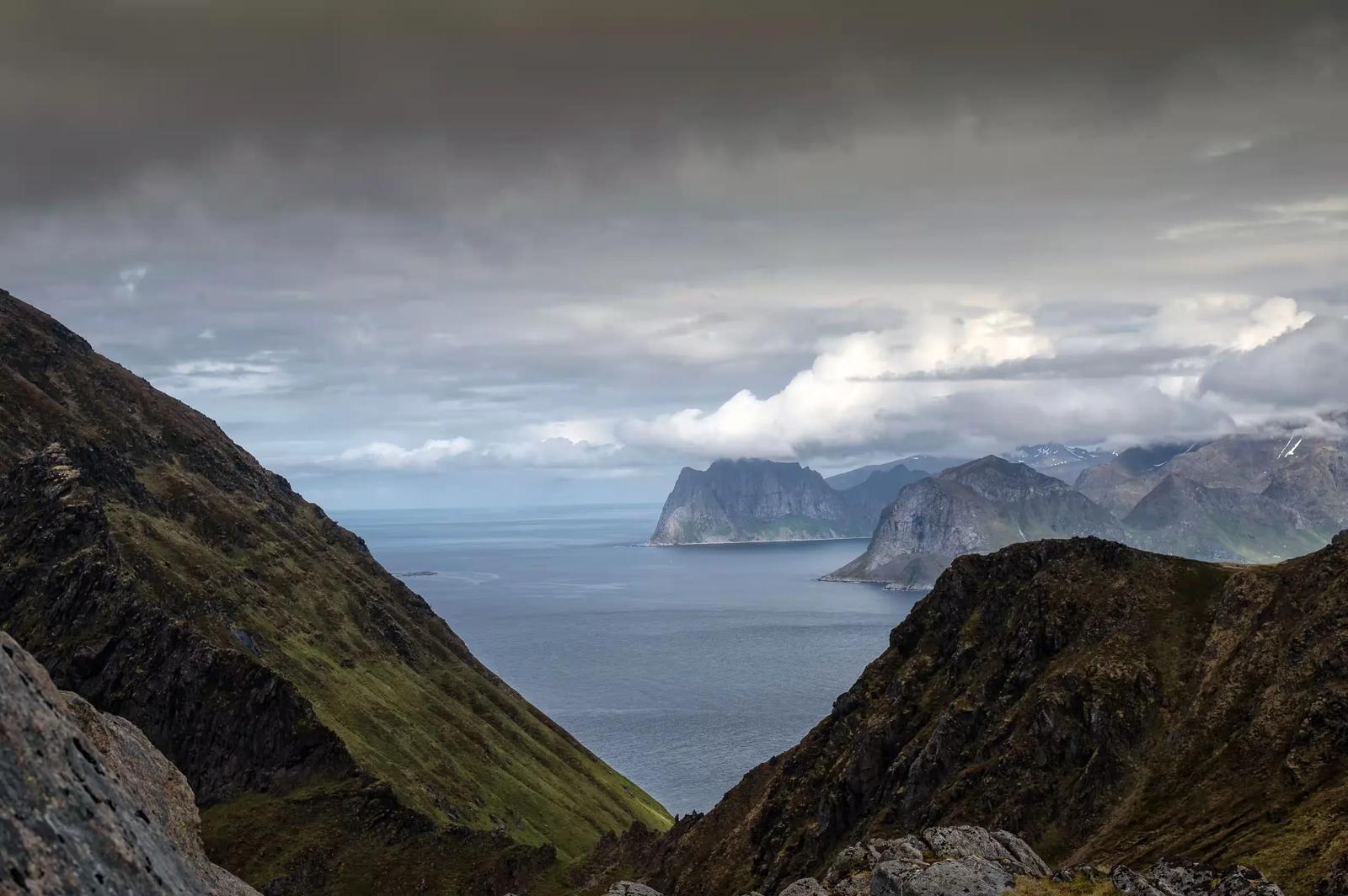 Stille fjordlandskap med speilblankt vann og fjell