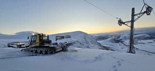 Løypemaskin ved solnedgang