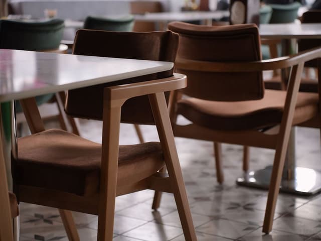 Trestoler og bord i kafélokalet