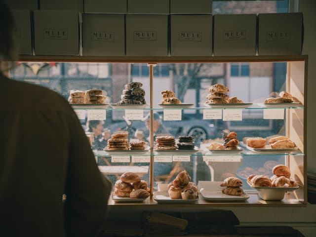 Bakstdisken med dagens utvalg av boller og brød