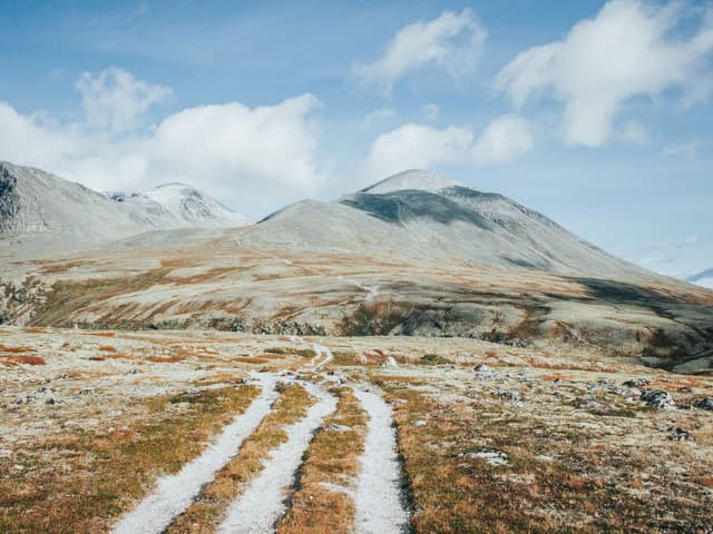 Turstien som går forbi kaféen, med fjellet i bakgrunnen